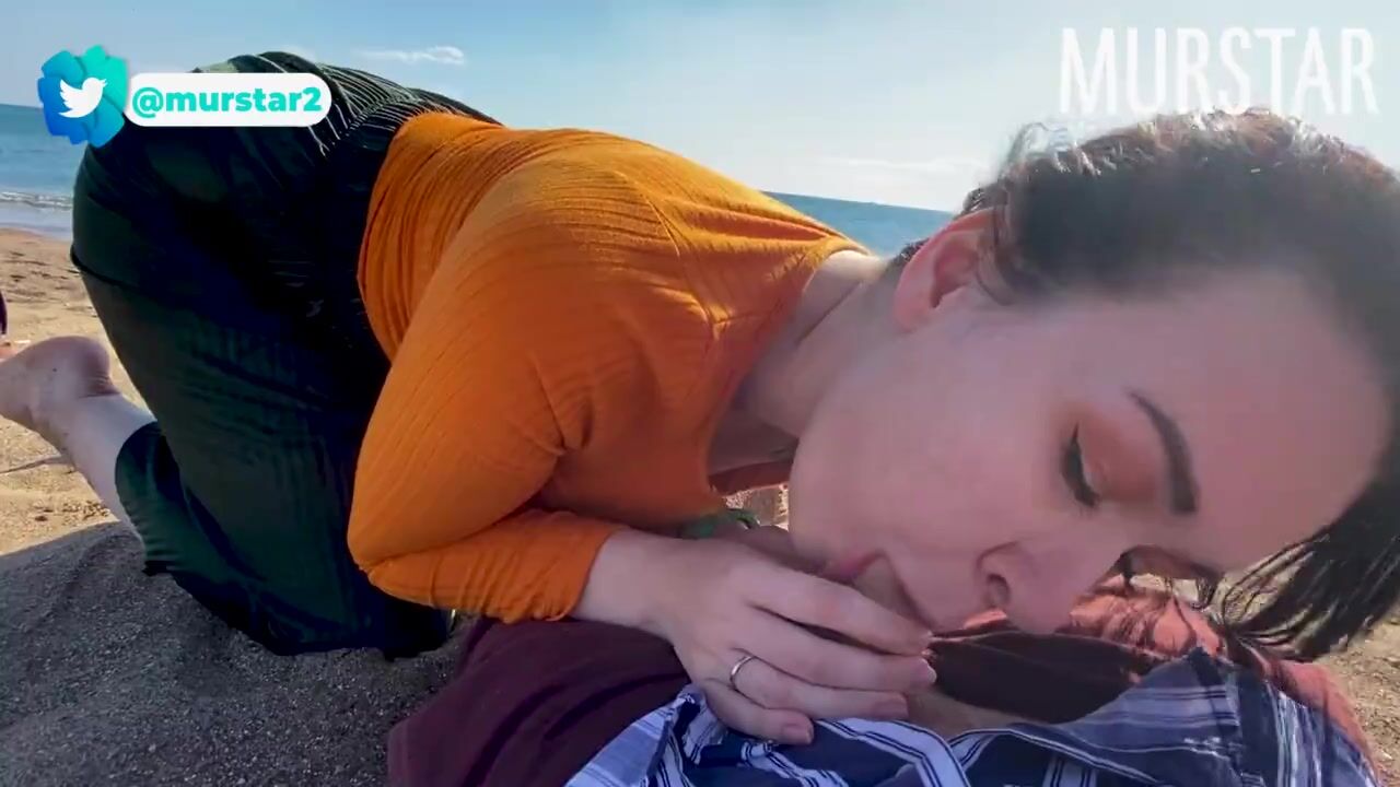 Парень ублажает стройную брюнетку после пляжа лейком и большим членом - секс порно видео